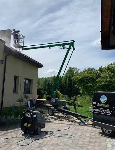 EcoMiasto Opole Czyszczenie kostki brukowej elewacji dachu mycie wodą demineralizowaną paneli fotowoltaicznych przeszkleń